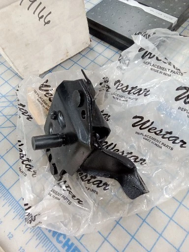 Крепление двигателя для Mustang, Mark VII, Continental, Thunderbird, Cougar EM-2726 - Изображение 1 из 3