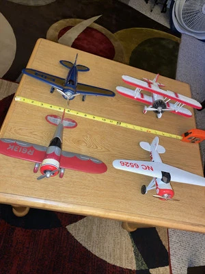 Lote de cuatro bancos de aviones fundidos a presión. CLÁSICOS DE LA LIBERTAD. Sólido. Bonito. Foto 1 de 4