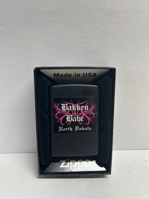НОВАЯ черная матовая зажигалка Zippo BAKKEN BABE, НОВАЯ для нефтяного месторождения Северная Дакота 14 G - Изображение 1 из 4