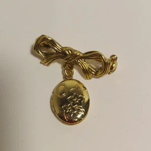 Vintage Goldtone Carved Floral Flower Locket Brooch Pin Gold Tone Bow Dangle - Picture 1 of 6