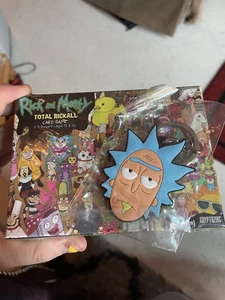 Rick and Morty Kartenspiel TOTAL RICKALL (NEU / VERSIEGELT) + Rick Sanchez Schlüsselanhänger - Bild 1 von 5