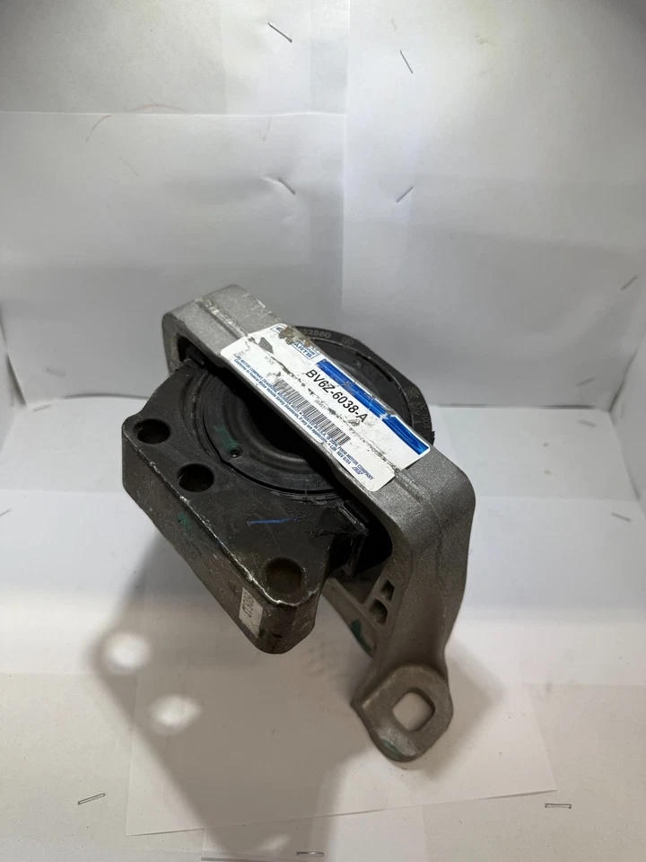 Montaje superior del motor BV6Z-6038-A Ford Focus ST (lado del pasajero) Foto 1 de 4