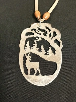 Collar Colgante Artesanal Plata Tallado Bosque Escena Ciervos Árboles Pájaro Reutilizado  Foto 1 de 4