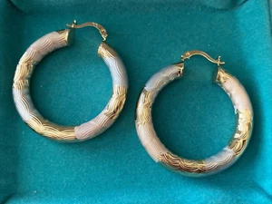 Pendientes de aro tubular redondos tricolores de 1,5" a escala de pescado amarillo de 18 K - Imagen 1 de 4