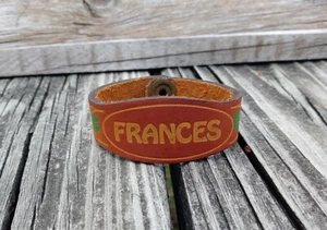 Nuevo Brazalete Vintage Estampado FRANCIAS Hecho a Mano Cuero Años 70 Cuatro Hojas Trébol Brazalete - Imagen 1 de 6
