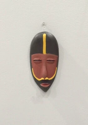 Máscara de madera bruñida africana Dan Liberia Foto 1 de 2