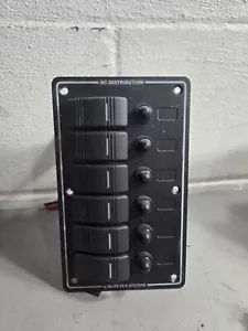 Blue Sea Systems 8373 Water Resistant Circuit Breaker Panel, 6 Position, Black - Foto 1 di 3