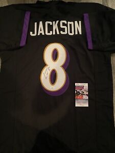 🔥Autographed/Signed LAMAR JACKSON Baltimore Black Football Jersey JSA 🔥