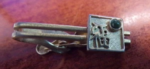 Vintage Swank KRAWATTENNADEL CLIP goldfarben mit Stein in Jadeoptik & asiatischem Schriftzug - Bild 1 von 4