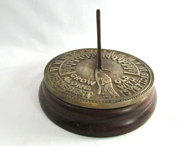 "Esfera sol vintage de latón dorado de Father Time diciendo 5"" de diámetro sobre base de madera" Foto 1 de 4