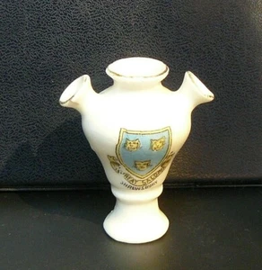 China con cresta - jarrón de tres tallos en miniatura - crestado para shrewsbury - Imagen 1 de 2