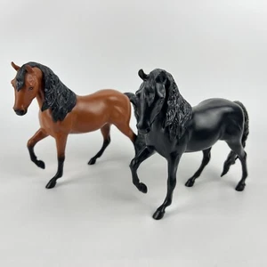 2er Set Breyer Reeves Modellpferd Figuren - schwarzer Hengst und braunes Pferd - Bild 1 von 21