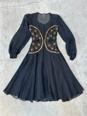 Vestido de Noche Negro Vintage Años 40 Años 40 Lingotes Dorados Cuentas Lentejuelas Soutache Talla XS Foto 1 de 4