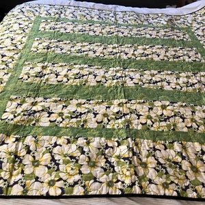 Handmade Machine Quilted 2 Sided Quilt Green Yellow Floral Daisy 60x64 Inch - Picture 1 of 8