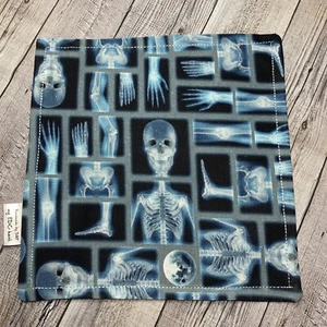 EDC HANK CON ESPALDA DE MICROFIBRA 8” - PAÑUELO ESQUELETO CRÁNEO BRAZO PIERNA PIE - Imagen 1 de 2