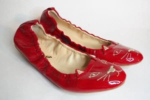 Ballerine Charlotte Olympia rosse in vernice con ricamo gatto oro, taglia 9 - Foto 1 di 12