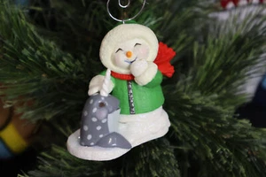 Hallmark Keepsake Snow Buddies Ornamento Narval 2022 - Imagen 1 de 2