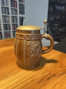 Deutscher Bierkrug mit Zinndeckel, florales Reliefdekor in Fassform,  Braun 0,5l - Bild 1 von 5