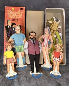 5 FAMILY AFFAIR PAPIERPUPPEN 1968 WHITMAN #4767 IN BOX MIT STÄNDERN KLEIDUNG - Bild 1 von 15