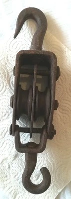 Ancienne poulie mouflon en fer à  deux réas . - Photo 1/4