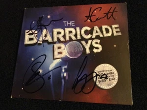 CD autografato THE BARRICADE BOYS (2016) Scott Garnham Les Miserables TESTATO - Foto 1 di 12