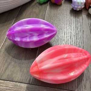 Menge 2 LED Leucht Spielzeug Fußbälle. Gummi 6". Rosa & Lila - Bild 1 von 7