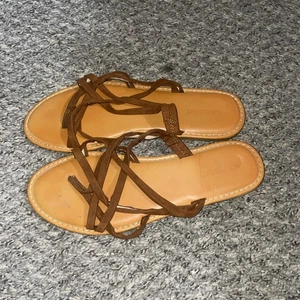 BAMBOO Brown Strappy Sandals Women’s Size 8.5 Slip On Studded Flip Flops - Picture 1 of 8