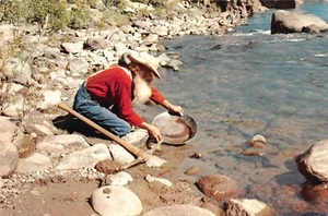 Der alte Bergmann 49er Goldwaschen am Bach Vintage Postkarte F15 - Bild 1 von 2