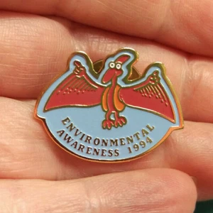 Pin de Conciencia Ambiental 1994 Pterodáctilo sombrero solapa bufanda corbata tac pin - ¡Bonito! - Imagen 1 de 3