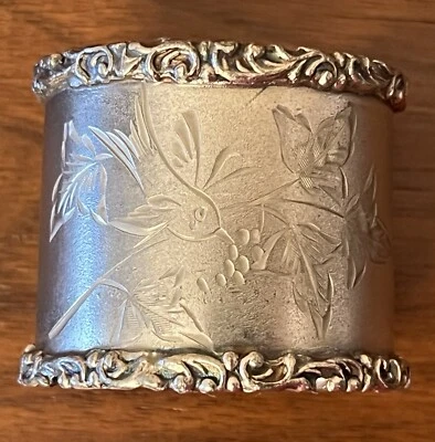 Antiguo anillo de servilleta victoriano pájaro bayas hoja borde de desplazamiento placa de plata Foto 1 de 4