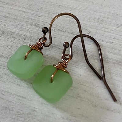Непрозрачные квадратные и медные серьги ремесленника из зеленого морского стекла миниатюрного размера Min Favorit - Изображение 1 из 4