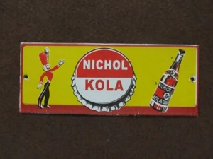 Piatto insegna in metallo smaltato porcellana Nichol Kola misura 10 x 4 pollici - Foto 1 di 3