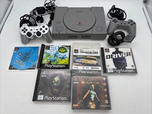 Paquete de consola Sony Playstation 1 PS1 (6 x juegos dos controladores) SCPH-7502) - Imagen 1 de 4