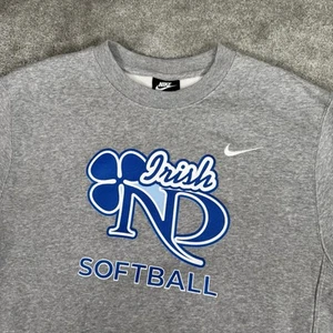 Nike Notre Dame Softball Sweatshirt Mens Small Gray Fleece Crewneck Irish NWT - Picture 1 of 9