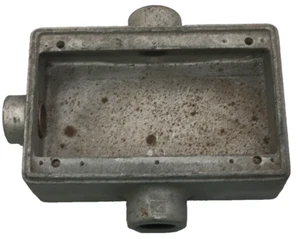 FSCT23 CROUSE HINDS NEW OTHER 3/4" FSCT THREE GANG FEED THROUGH T SHALLOW BOX NE - Picture 1 of 3