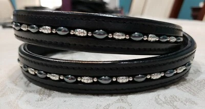 Cinturón de cuero acolchado adornado negro con hematita y cuentas de metal Foto 1 de 3