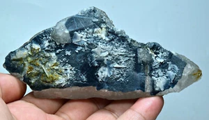 294 Gramm seltene Vorobyevite Beryllkristalle auf Quarzkristall mit Turmalinalbit - Bild 1 von 10