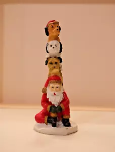 Estatuilla de Papá Noel y tres perros cachorros 6,5 pulgadas decoración navideña - Imagen 1 de 4