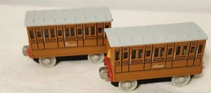 Thomas Take-N-Play Along 2002 pressofuso Annie & Clarabel vagoni ferroviari magnetici - Foto 1 di 4