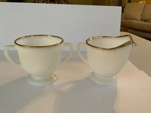 Juego de crema y azucarero Fire King vintage blanco con adornos dorados - Imagen 1 de 3