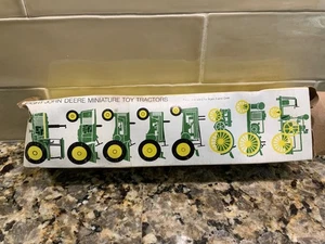 VINTAGE SECHS JOHN DEERE MINIATUR SPIELZEUG TRAKTOREN ERTL  - Bild 1 von 8