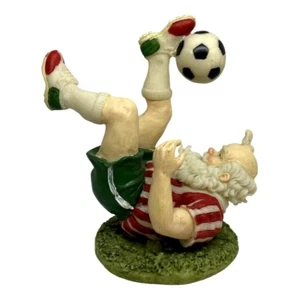 "Estatuilla de Papá Noel jugando al fútbol con pelota de resina camiseta de 5"" de alto #25" - Imagen 1 de 9