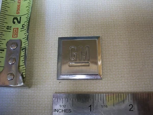 GM SQUARE LETTERS SYMBOL EMBLEM CHROME OEM ORIGINAL USED BAGDE GENUINE - Imagen 1 de 1