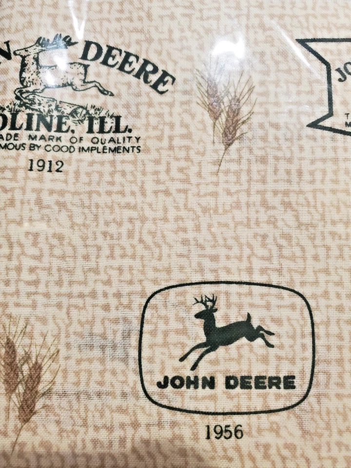Tecido de algodão John Deere bronzeado e branco com logotipos e trigo quase 3/4 jardas x 44 pol - Imagem 1 de 2