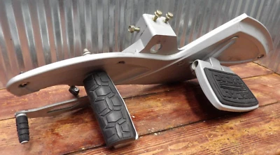 10 Can Am Spyder Roadster RT CLAVIJA REPOSAPIÉS LATERAL IZQUIERDO CON SOPORTE CON PALANCA DE CAMBIOS Foto 1 de 4