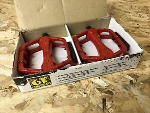 GT / Dyno alloy BMX Pedals in Red NOS Old School Mid School 1/2" one piece crank