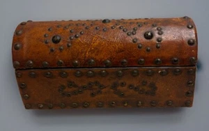 De Colección Mediados de Siglo Cuero Repujado Tachonado Cúpula Caja España - Imagen 1 de 7