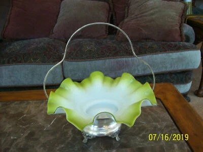 Cesta de novias antigua dorada verdosa descolorida en porcelana blanca delicada con volantes Foto 1 de 4