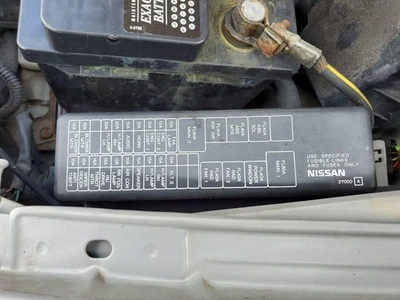 Caja de fusibles compartimento motor Nissan Máxima 2000-2001 3,0 L Foto 1 de 4