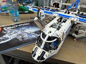LEGO 42025 - Technic - Cargo Plane - Working with Manual